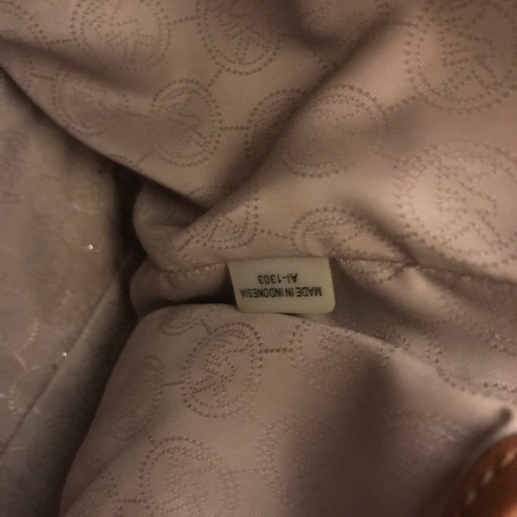 COPY - 💯 Authentic Michael KORS Beige Selma bag - Picture 7 of 8